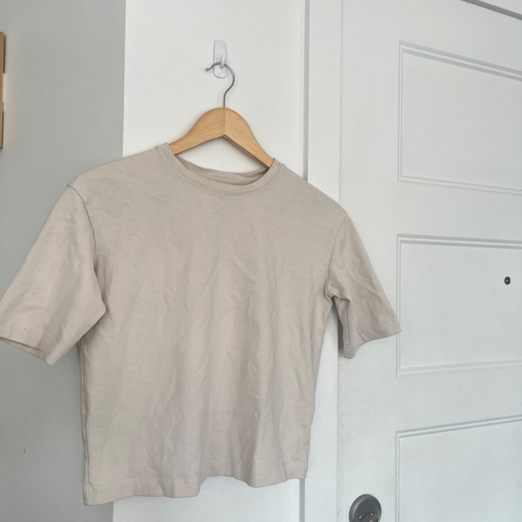 #91 Babaton taupe coloured boxy crop t-shirt - Picture 3 of 4